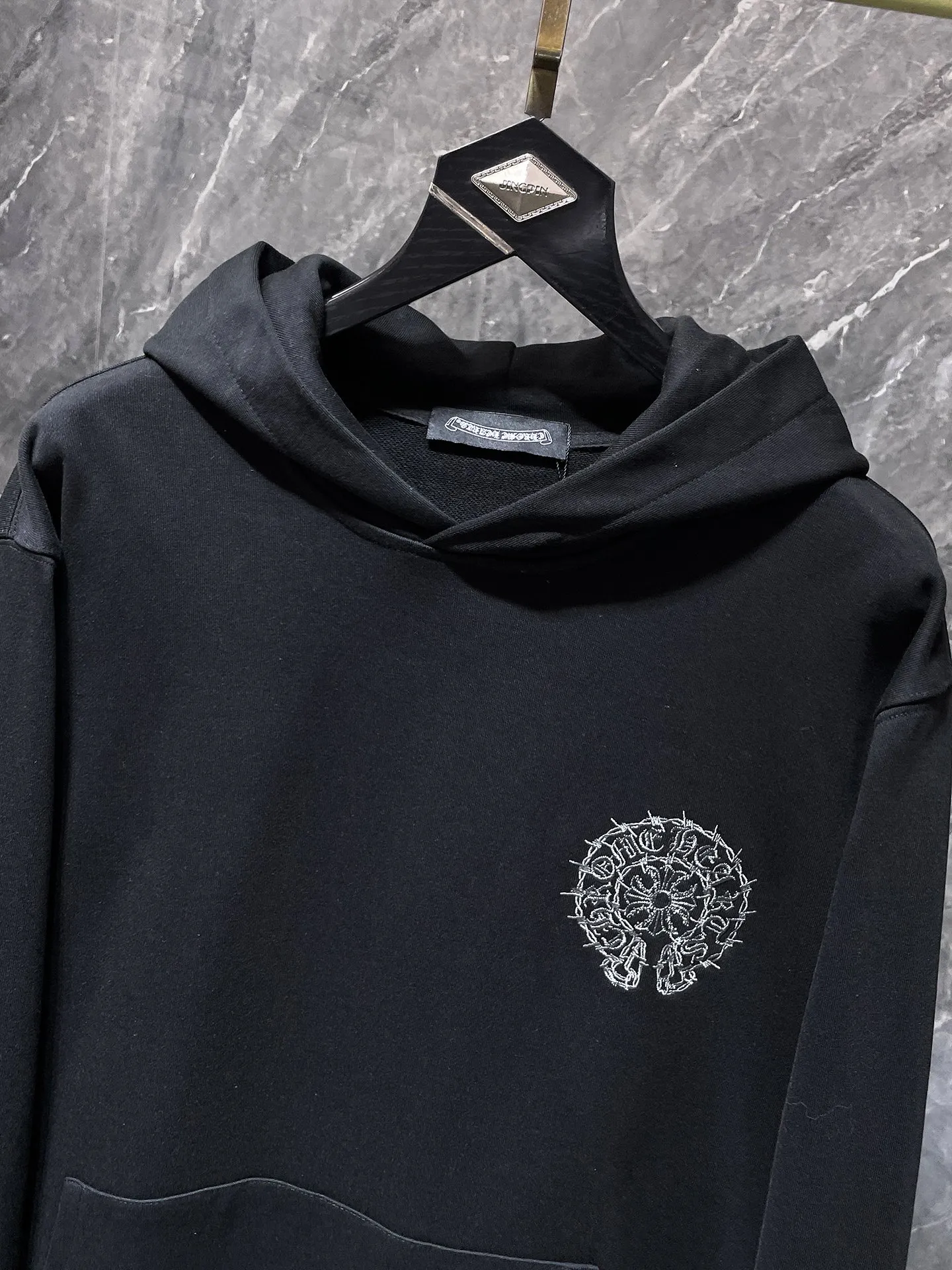P250 Chrome Hearts Autumn and Winter 2025 Counter Synchronization Heavy Industry Horseshoe Roller Frayed Embroidered Hat Sweatshirt Heavy Industry Embroidery! Special stitching method. Improved customized version of 1:1 high-gram weight high-quality fabric. Recommended color: white, black. Size: S, M, L, XL